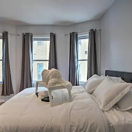 Apartment Astonishing 4br Bright *apt With Modern Amenities!