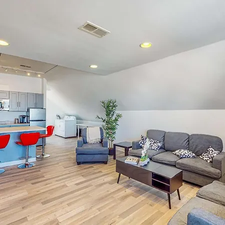 3Br Victorian Getaway With Loft, Near The Bay