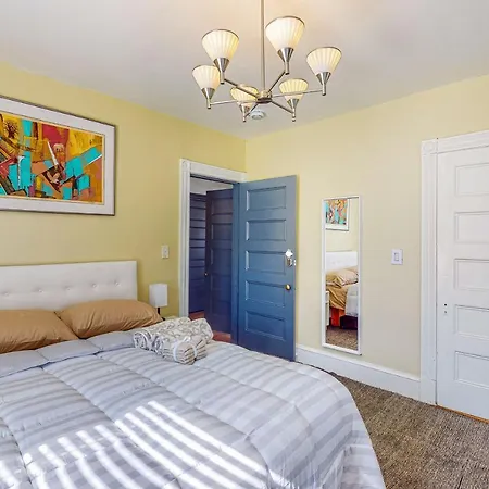 Holiday home 3Br Victorian Getaway With Loft, Near The Bay