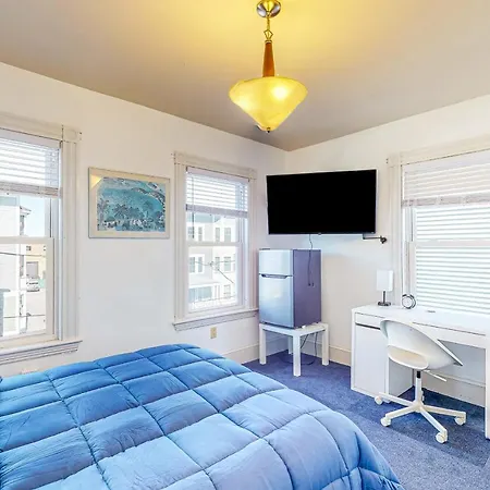 Holiday home 3Br Victorian Getaway With Loft, Near The Bay