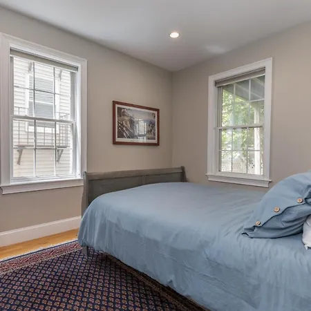 Sunny Convenient W/ Private Patio! Easy Walk To Everything! *