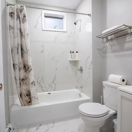 2 Bedroom Close To And Cambridge With Free Parkings Apartment Boston