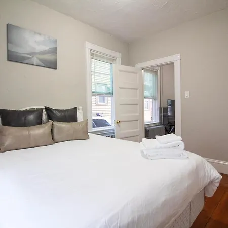 2 Bedroom Close To And Cambridge With Free Parkings Apartment Boston