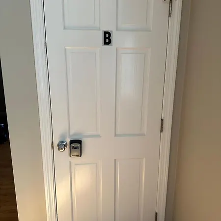 In Single Family House - Suburban Neighborhood In Homestay Boston