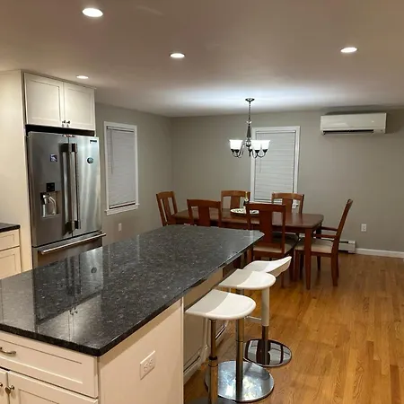 Homestay In Single Family House - Suburban Neighborhood In Boston
