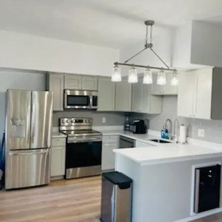 Apartment Newly Renovated -2 Bedroom *