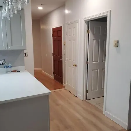 Apartment Newly Renovated -2 Bedroom *
