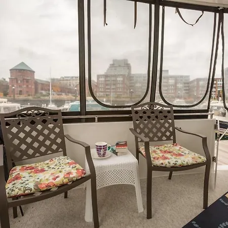 Sea Pearl Yacht Botel Boston