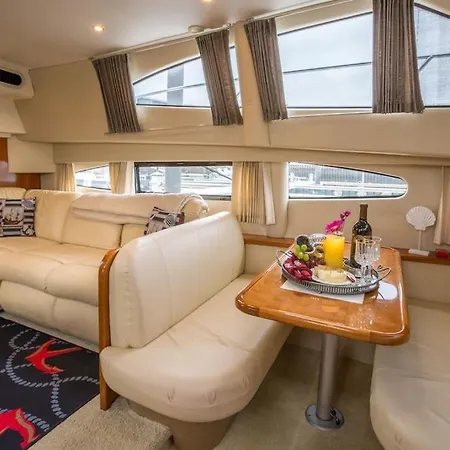 Sea Pearl Yacht Botel Boston