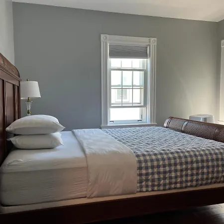 Airport Room 33