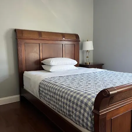 Airport Room 33 *