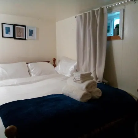 Homestay Two Bedroom Basement Unit In A Convenient Location *