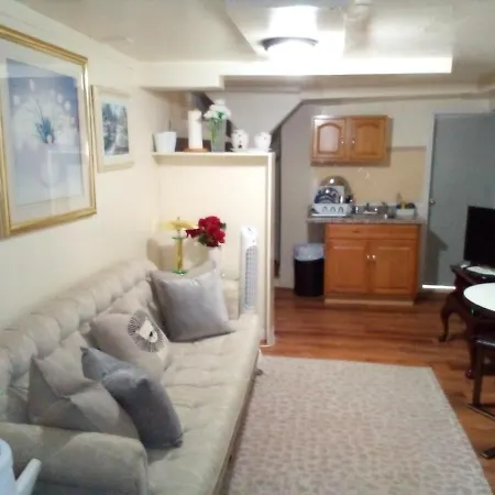 Two Bedroom Basement Unit In A Convenient Location Homestay