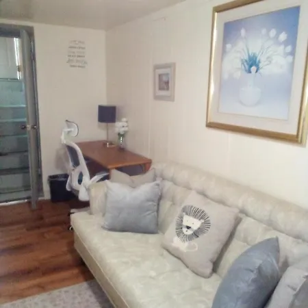 Two Bedroom Basement Unit In A Convenient Location Homestay *