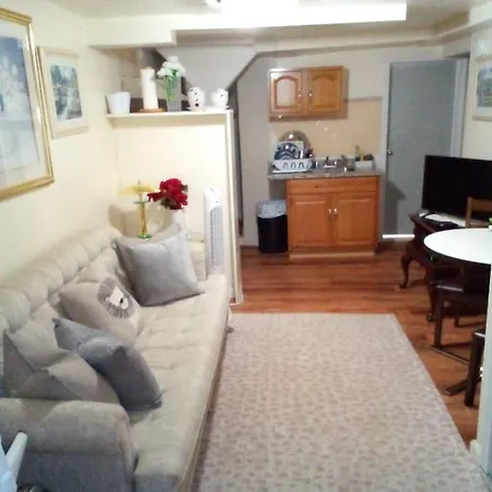 Two Bedroom Basement Unit In A Convenient Location Homestay