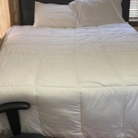 Two Bedroom Basement Unit In A Convenient Location Homestay *