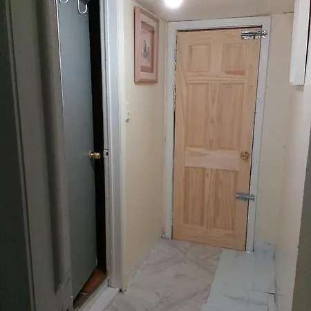 Two Bedroom Basement Unit In A Convenient Location Homestay *