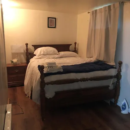 Two Bedroom Basement Unit In A Convenient Location Homestay *