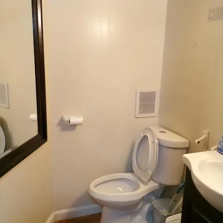 One Bedroom Basement Unit In A Convenient Location Guest house