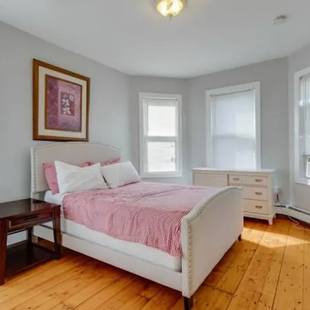 Apartment New! Entire House Near Mbta, 3 Mi To Fenway! *