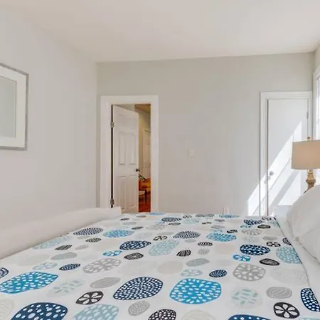 Apartment New! Entire House Near Mbta, 3 Mi To Fenway!