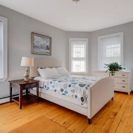 New! Entire House Near Mbta, 3 Mi To Fenway! Apartment Boston