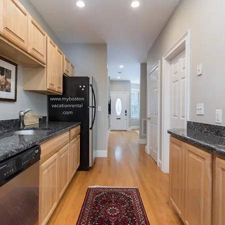 Sunny Convenient W/ Private Patio! Easy Walk To Everything!