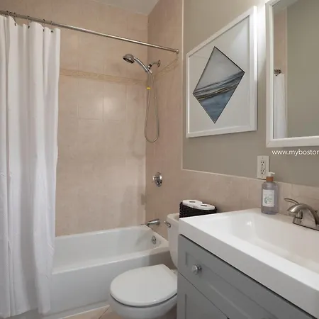 Apartment Sunny Convenient W/ Private Patio! Easy Walk To Everything! *