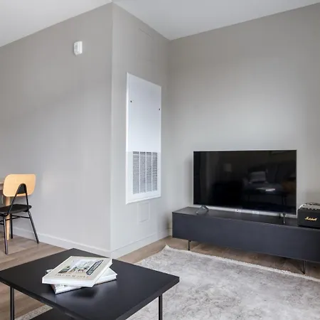 Brighton Jr 1br W Gym Wd On The River Bos-996 Apartment