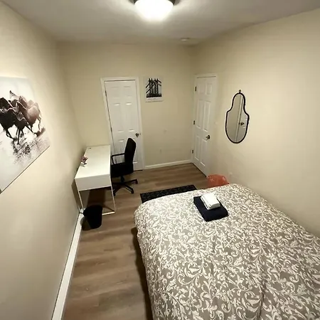 Holiday home Furnished 3-bed 1-bath Private Apt In South End *