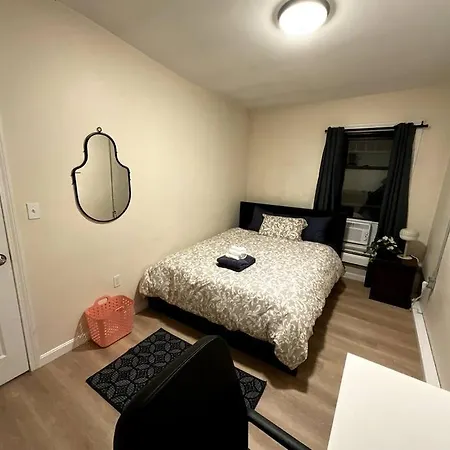 Furnished 3-bed 1-bath Private Apt In South End Holiday home