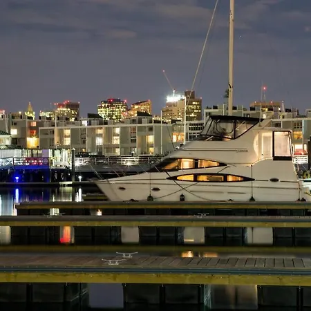 Sea Pearl Yacht Botel *