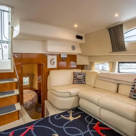 Sea Pearl Yacht Botel *