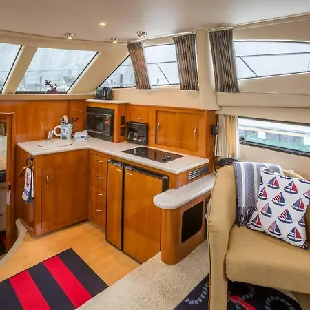 Sea Pearl Yacht Botel *
