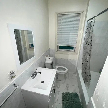 Private Bedroom Near Guest house