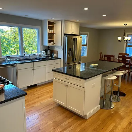 Homestay In Single Family House - Suburban Neighborhood In Boston