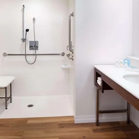 Hampton By Hilton At The Seaport District Hotel Boston