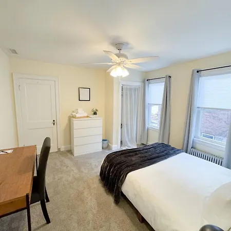 Spacious 3 Bed, In Unit Laundry, Free Prkng Holiday home