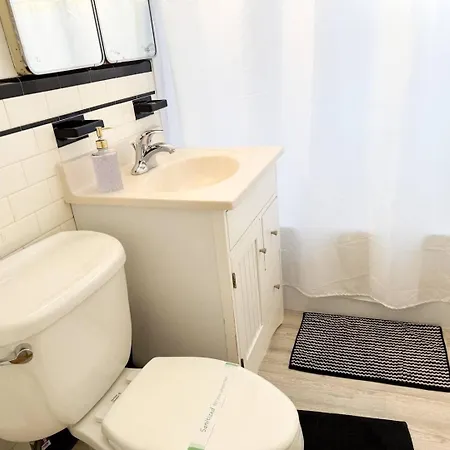 Spacious 3 Bed, In Unit Laundry, Free Prkng Holiday home *