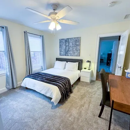 Holiday home Spacious 3 Bed, In Unit Laundry, Free Prkng Boston