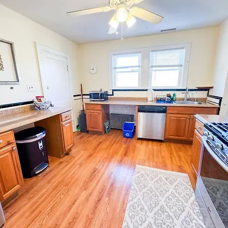 Spacious 3 Bed, In Unit Laundry, Free Prkng Holiday home Boston