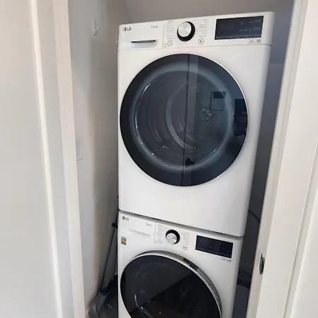 Ultra Convenient East Luxury Apartment *