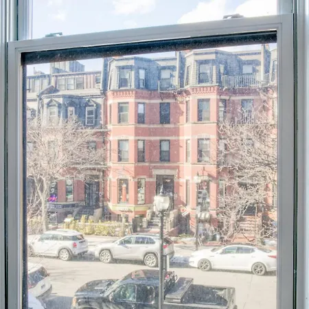 On Newbury W A Shopping Dining Bos-600 Apartment