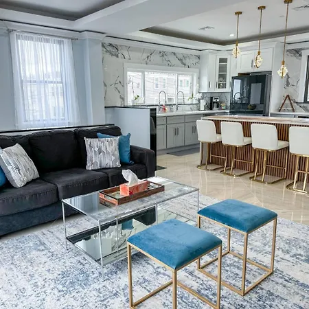 Apartment 3br Gem Skyline Views, Laundry & Air *