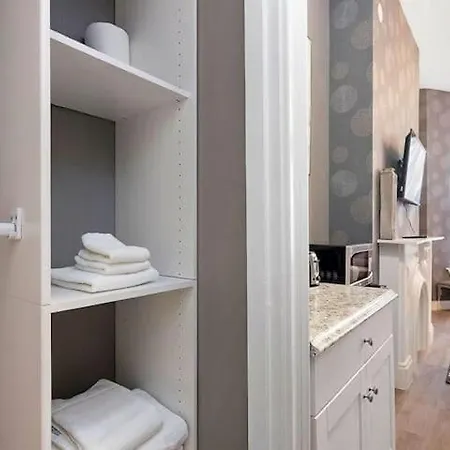 1-31 Excellent Location, Walk Everywhere Sleeps 3 *