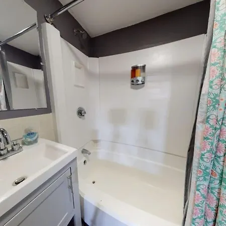 Apartment Lower Level In Hip Bay Village Boston