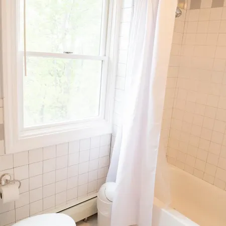 Modern Beautiful Apartment-5 Beds-full Kitchen-parking-super Clean-great For Groups Apartment *