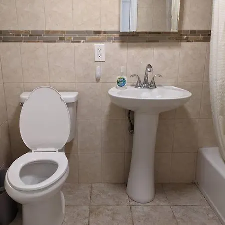 Brighton Sleeps 3 - Steps To Bus Line Boston