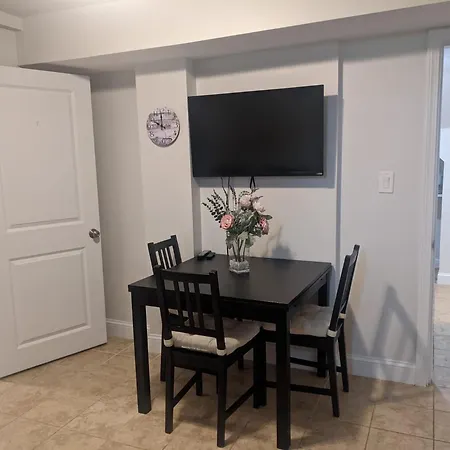 Brighton Sleeps 3 - Steps To Bus Line Boston