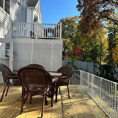 In Single Family House - Suburban Neighborhood In Homestay Boston